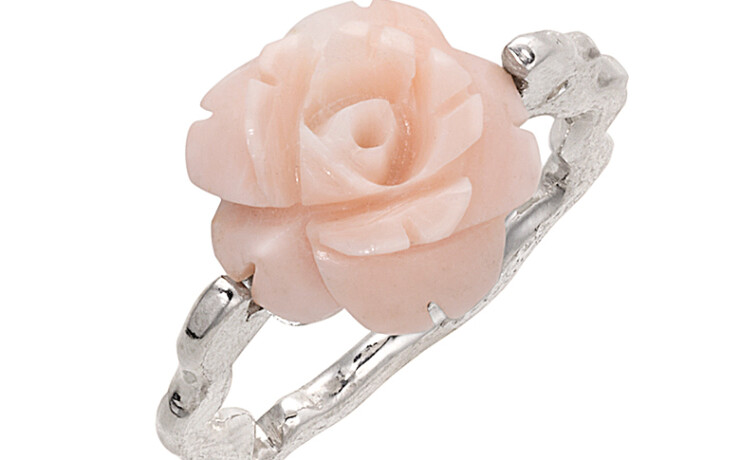 ピンクサンゴのリング、バラのモチーフ